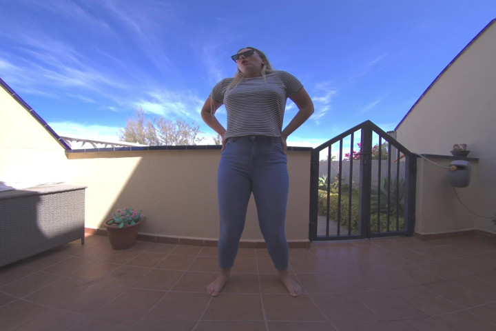 Desperate Outdoor Jeans Wetting Pee (VR Sunshine)
