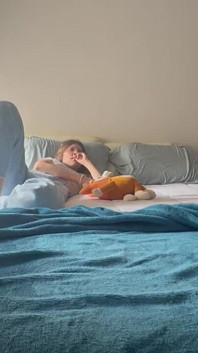 Zwei mädchen haben spaß bei einem treffen der besten freunde
