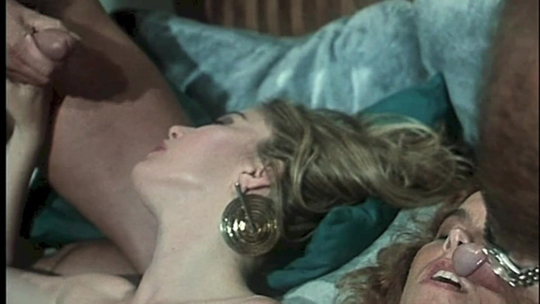 Inthe MILF room: Vintage Fahişeler Dörtlü, DP Ve Lezbiyen Orgazmların Tadını Çıkarıyor