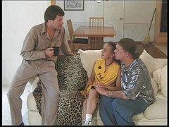 Hot Sex Party: Yaramaz üniversiteli genç kız iki yaşlı adamla sert üçlü seks yapıyor