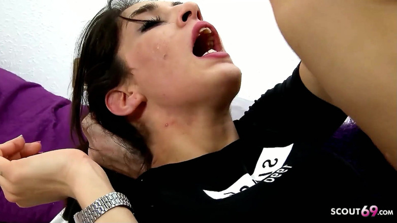 Full porn collection: Sıska genç raquel martin üvey babasının büyük yarağını götten sikmesine izin...