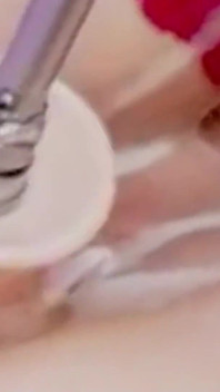 Een romig poesje neuken met een grote dildo