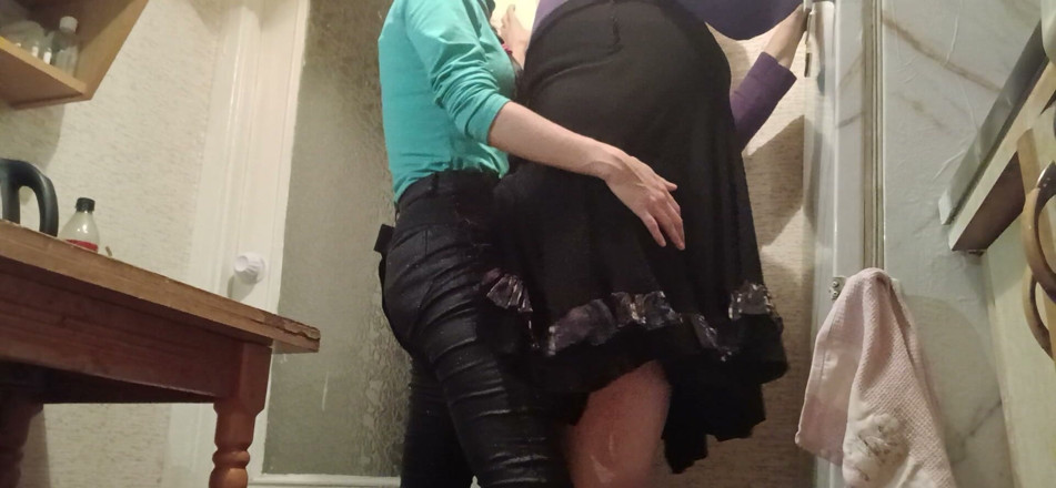 Lesbian-illusion: Я жестко трахаю мою замужнюю соседку страпоном на кухне, пока ее муж смотрит телевизор