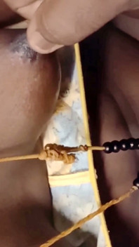 Desi żona królowa Renu BDSM sutek ciągnąć i hard boob squeeze by Bestie Githane! Indianhotwifex