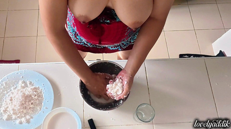 Lovelyaddik: La tía india ordeña con leche viral