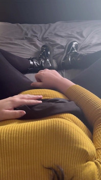 Trans holka se málem vystříká na punčocháče a svetr