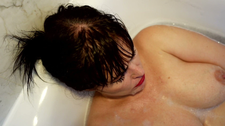 Montse Swinger: Relaxing Bath with My Satisfyer