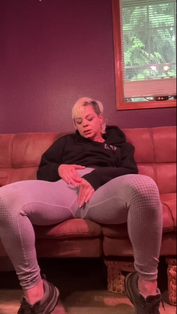 littleanda: Buceta brincando com leggings