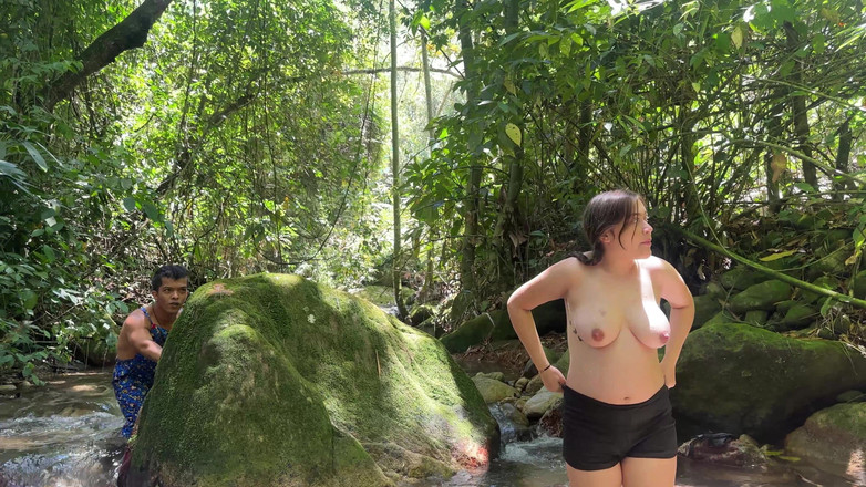 Julianaburning: 小矮人发现一个不知名的女人在河里洗澡，他对她感到饥渴，最终将他的鸡巴插入了她体内。