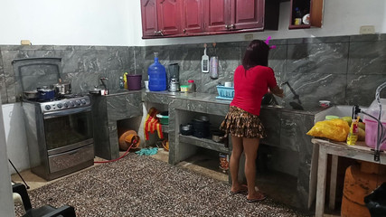 Goky: Un voisin pervers montre tout pendant qu’il est là