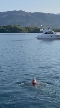 Monika Fox de manhã nadando nua na baía