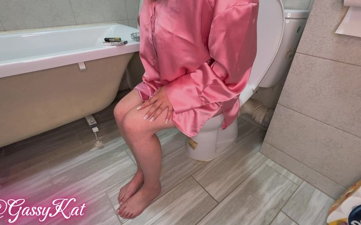GassyKat: धूम्रपान करने वाली देवी के जोर से शौचालय पादना