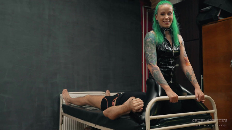 Cruel Anettes fetish world: Sentado firmemente en su cara