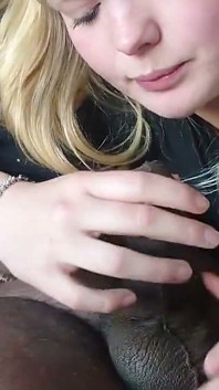 Blonde suce une bite noire