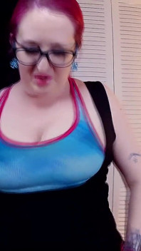 Milf termina con garganta profunda con las tetas y facial