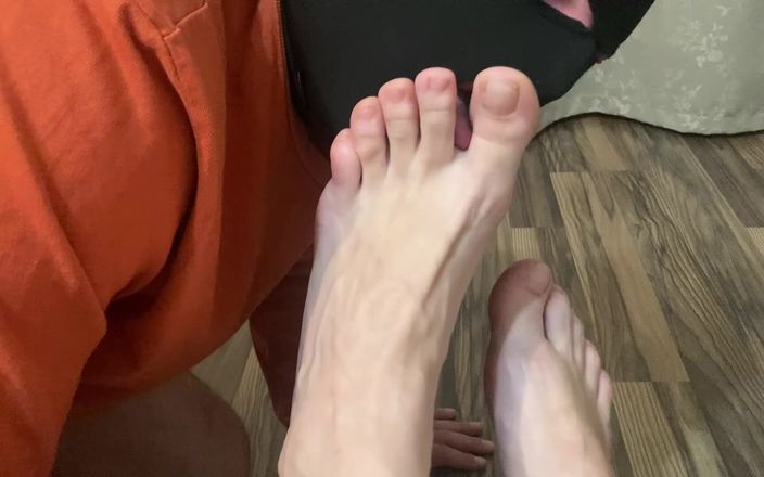 PriyaNaavya: Lambendo meus pés sensuais da minha madrasta