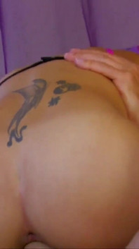 Teman wanita berahi membenarkan saya bermain dengan semua lubang panas dan miangnya