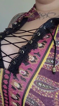 İri göğüsler seni markete bakarken yakaladı