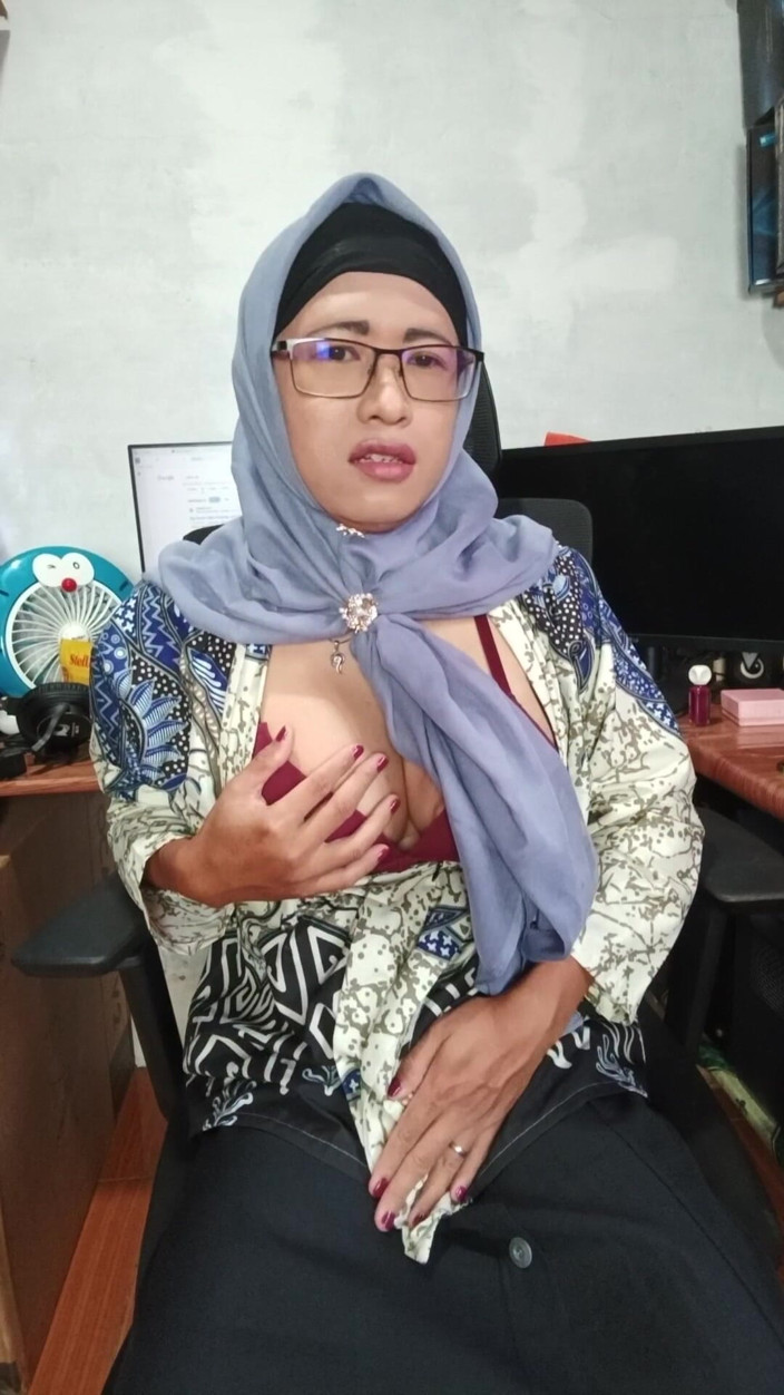 Mitha Zhe: Shemale bertudung dengan zakar besar melancap sehingga dia pancut
