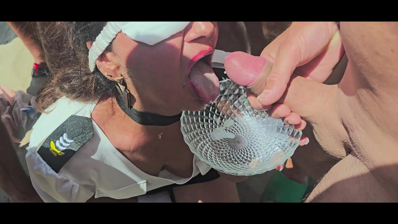 NubeBukkake: Bukkake Amateur The Beach: Хозяйка с оргазмом в кроссовках