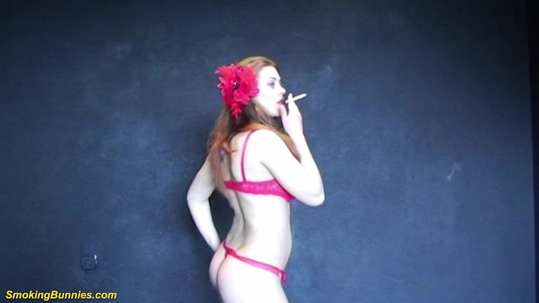 Smoking Bunnies: セクシーな赤毛の大きなおっぱい十代の喫煙タバコ