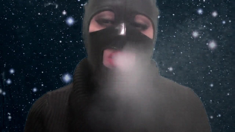 Goddess Misha Goldy: Ti stuzzica e fuma in una maschera di lattice
