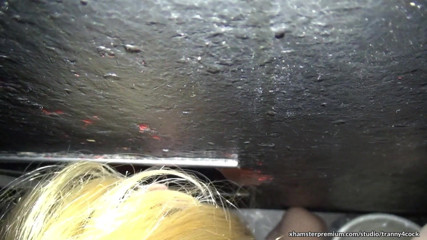 Tranny 4 cock: スーザンは栄光の穴で9コックを吸う