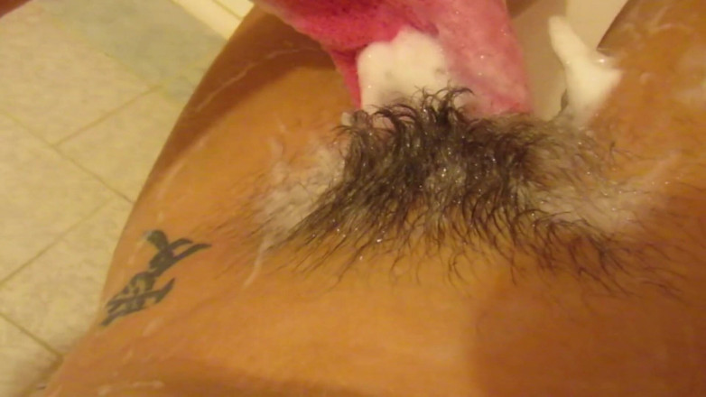 Cuteblonde666: Washing my hairy cunt and ass. Playing with pussy hairy