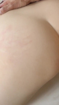 かわいいブロンドの十代は彼女の継父のサラダを投げることを懇願