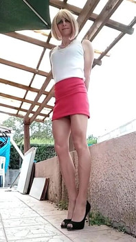 Sexy tóc vàng crossdresser shemale ngoài trời váy đỏ giày cao gót