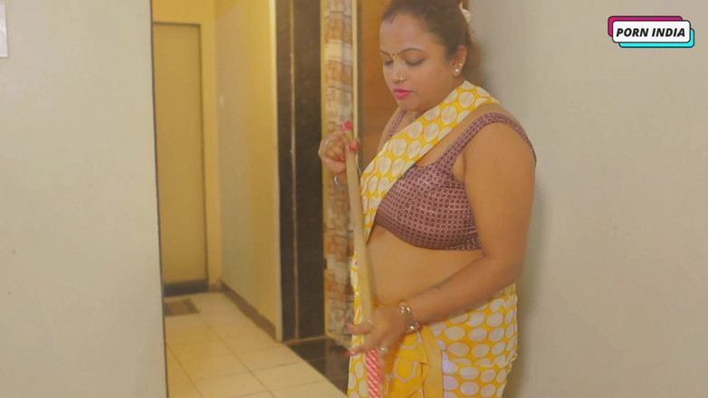 Porn India Studio: Güzel ateşli hizmetçi sahibi tarafından sert sikiliyor