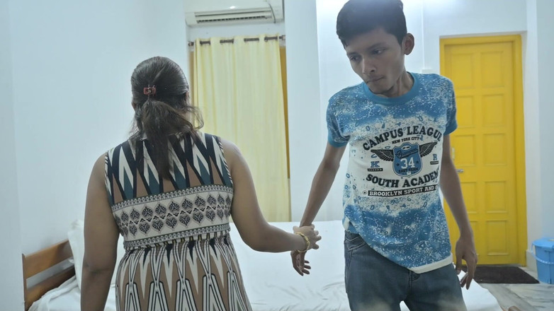 Indian porno creator: Ung 18 -årig pojke knullar mogen indisk porrstjärna på hotellet