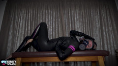 UKCuteGirl Lucy Lauren: Gasmask våtdräkt Wank: Sperma på min neopren gren