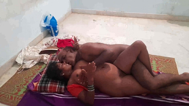 Desi palace: Anu Bhabhi face sex pasional cu iubitul ei