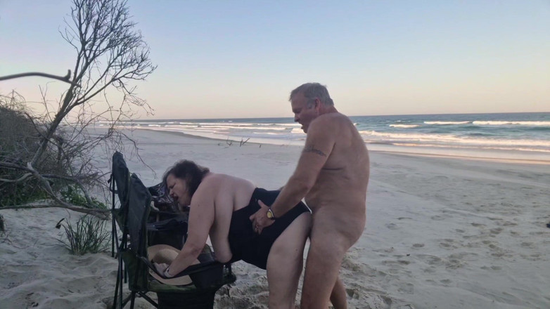 WeAreFukBunnies: Baise exhibitionniste à la plage