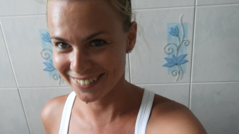 MissAnja_FH: Silná čůrací proud na veřejné toaletě ve stoje