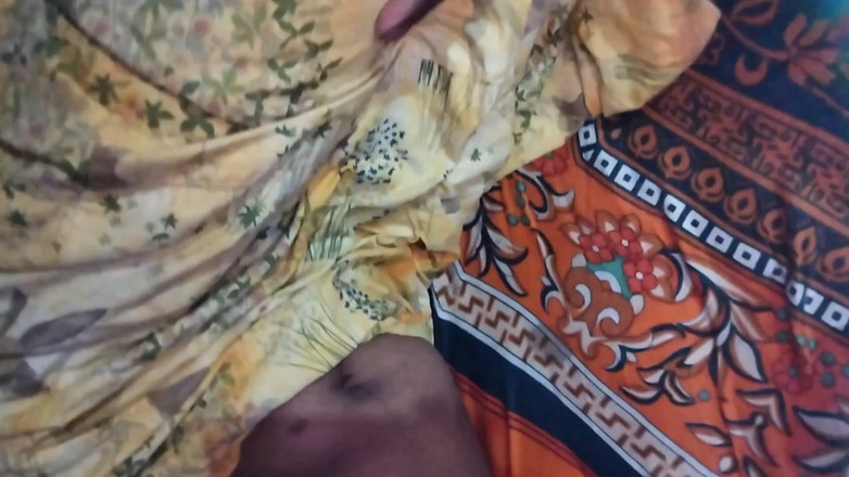 Deshi women: Я наслаждалась сексом с моей сводной сестрой, пока они были вместе.