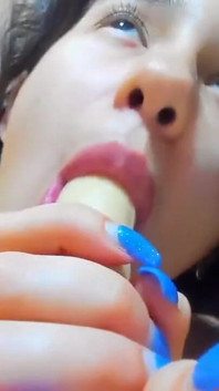 İri göğüslü ateşli esmer Myla_angel büyük dildo emiyor ve sikişiyor!