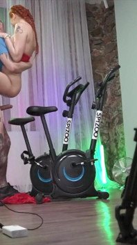 Gia se folla a su entrenador personal en el gimnasio