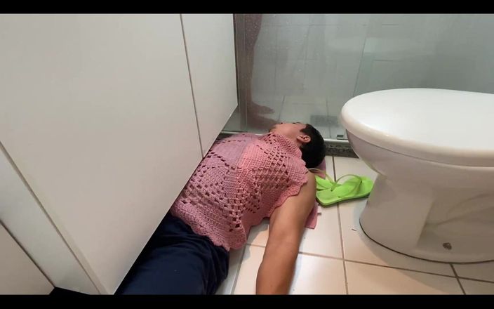 KiffaFeet: Une esclave aux pieds piétine après avoir pris une douche
