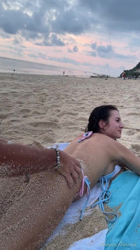 Erotyczny masaż tyłka na plaży, niegrzeczna zabawa w oceanie