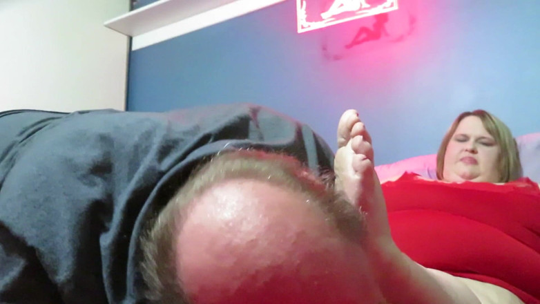 BBW nurse Vicki adventures with friends: Lucky Lexxi, maîtresse SSBBW, se fait adorer ses chaussures et