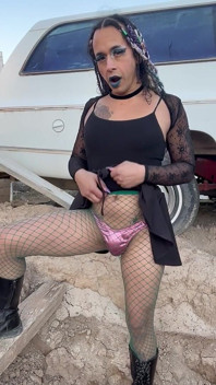 Sexy ragazza gotica prende pipì calda