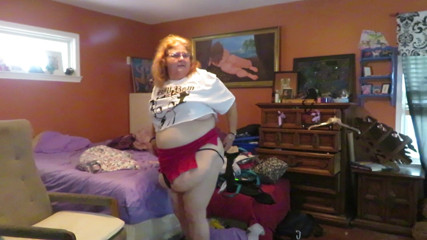 BBW nurse Vicki adventures with friends: Richiesto spettacolo in cam indossando crop top di betty boop