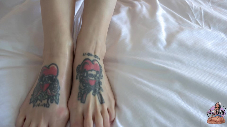 JessB716: PAWG Talks About Her Pretty Manicured Feet