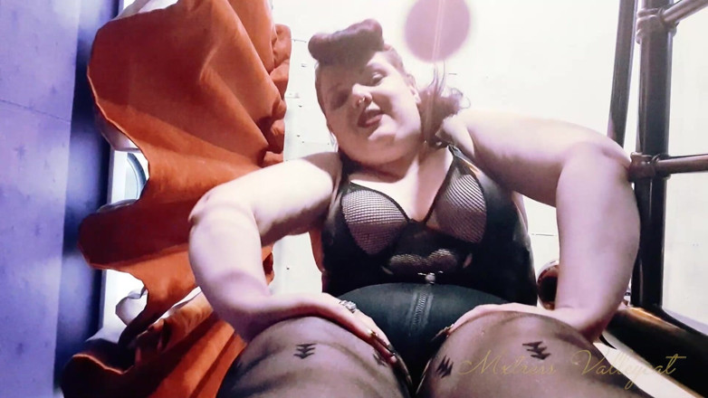 Mxtress Valleycat: Cewek seksi dengan stoking nilon dengan stoking seksi ini habis-habisan