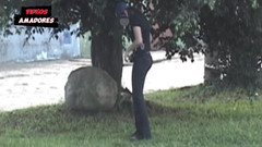 Amateurs videos: Cewek sange ini lagi asik kencing sambil merokok
