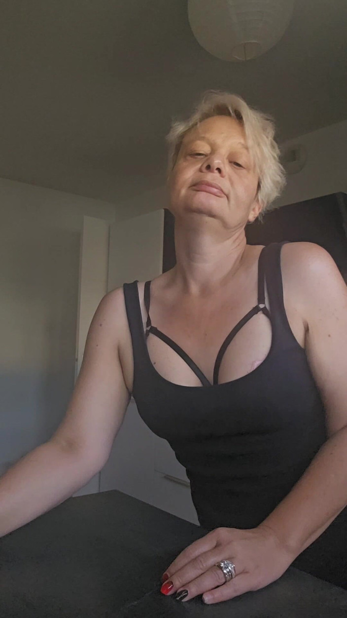 Sofy13: Ahoj miláčku, jsem v dobré pozici, abys mi mohl šukat zadek.