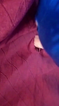 Fru som övar på att suga tre kukar i Gloryhole
