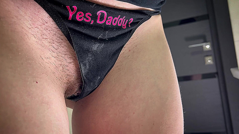 LolaLola: Halka açık tuvalette kirli külotla ıslak vajina el hareketi!!!